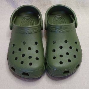 CROCS Classic Clog in Army Green